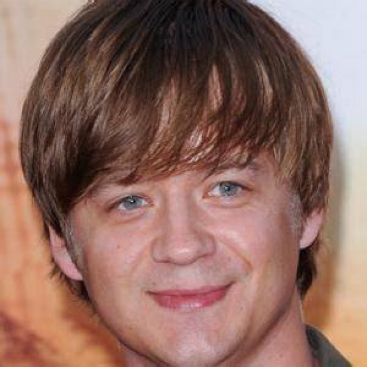 Jason Earles (TV Actor) - Age, Birthday, Bio, Facts, Family, Net Worth, Height & More