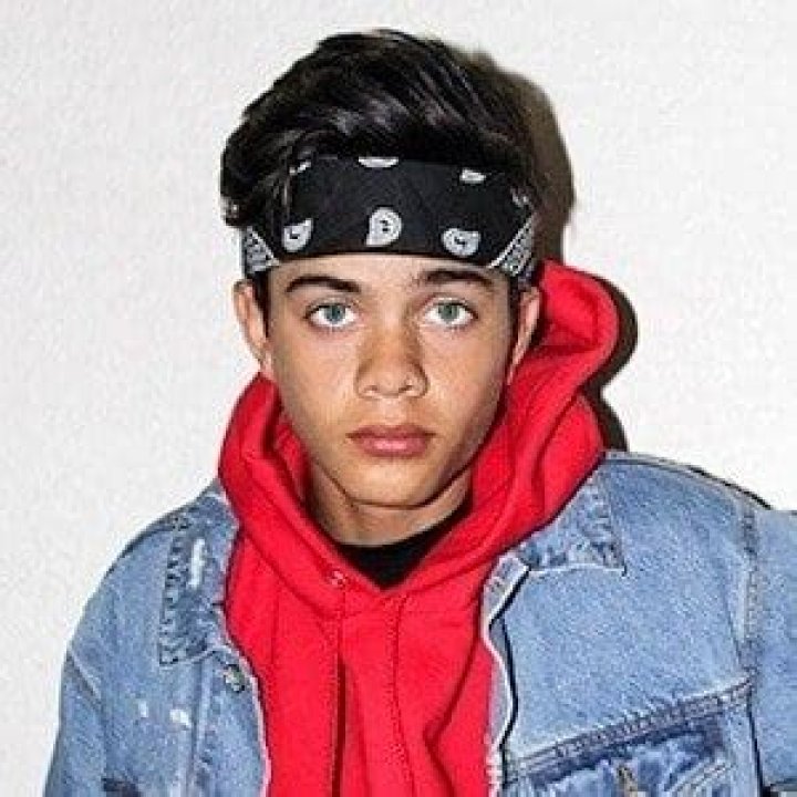 Jay Ulloa (Pop Singer) - Age, Birthday, Bio, Facts, Family, Net Worth, Height & More
