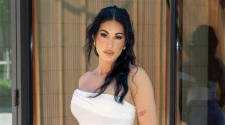 Jazmin Pineda (Instagram Star) - Age, Birthday, Bio, Facts, Family, Net Worth, Height & More