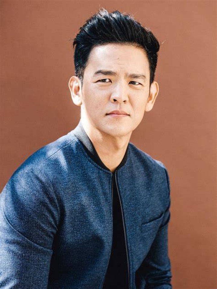 John Cho (Movie Actor) - Age, Birthday, Bio, Facts, Family, Net Worth, Height & More