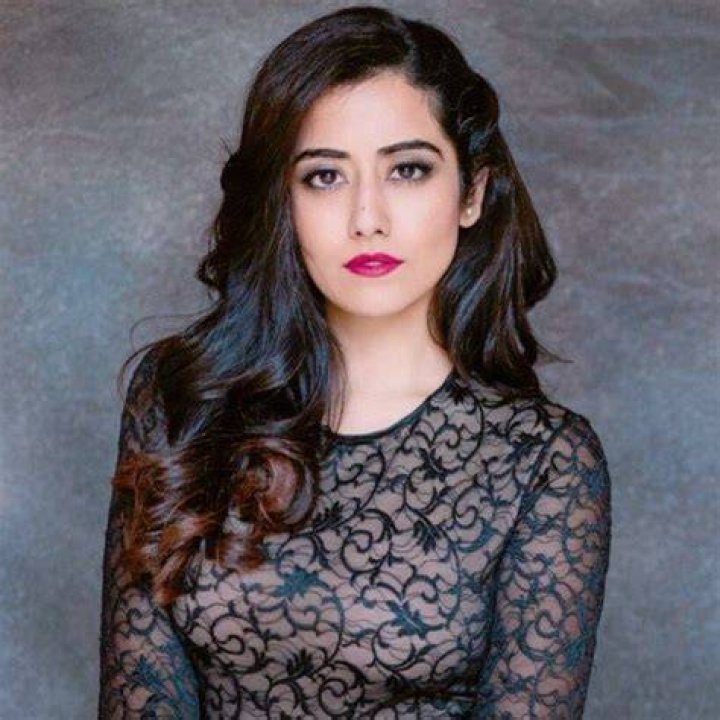Jonita Gandhi (Pop Singer) - Age, Birthday, Bio, Facts, Family, Net Worth, Height & More