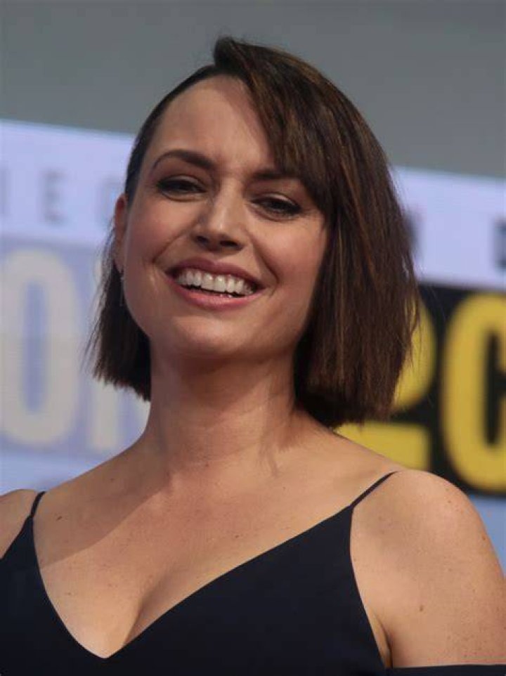 Julie Ann Emery (TV Actress) - Age, Birthday, Bio, Facts, Family, Net Worth, Height & More