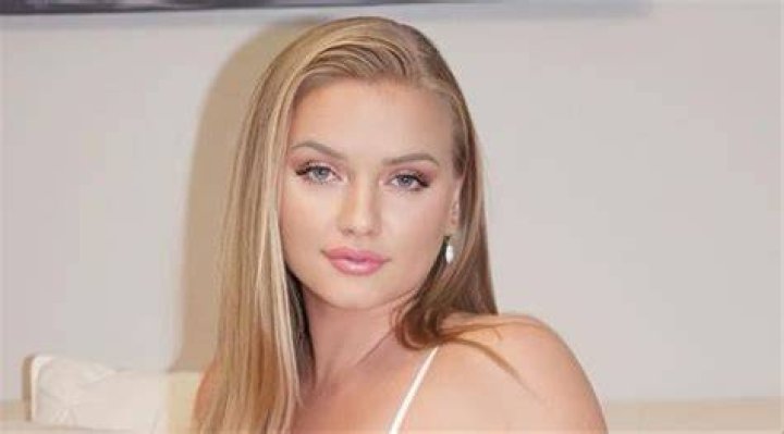 Kelli Carter (Instagram Star) - Age, Birthday, Bio, Facts, Family, Net Worth, Height & More