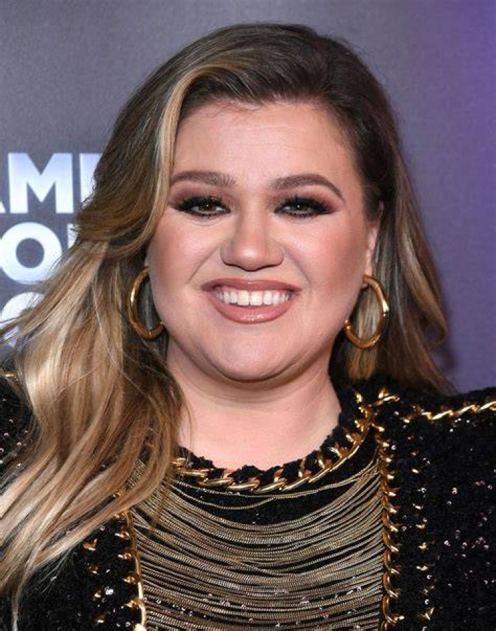 Kelly Clarkson (Pop Singer) - Age, Birthday, Bio, Facts, Family, Net Worth, Height & More