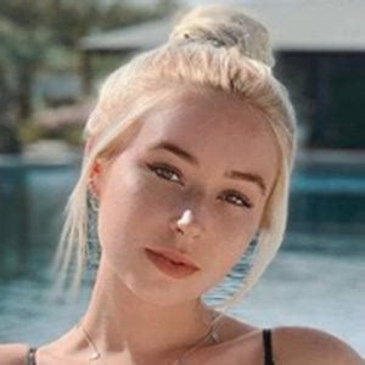 Kelly Lauren (Instagram Star) - Age, Birthday, Bio, Facts, Family, Net Worth, Height & More