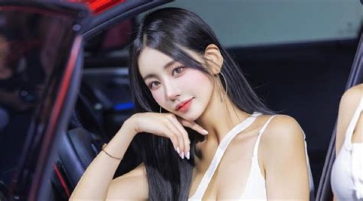 Kim Alexis (Model) - Age, Birthday, Bio, Facts, Family, Net Worth, Height & More