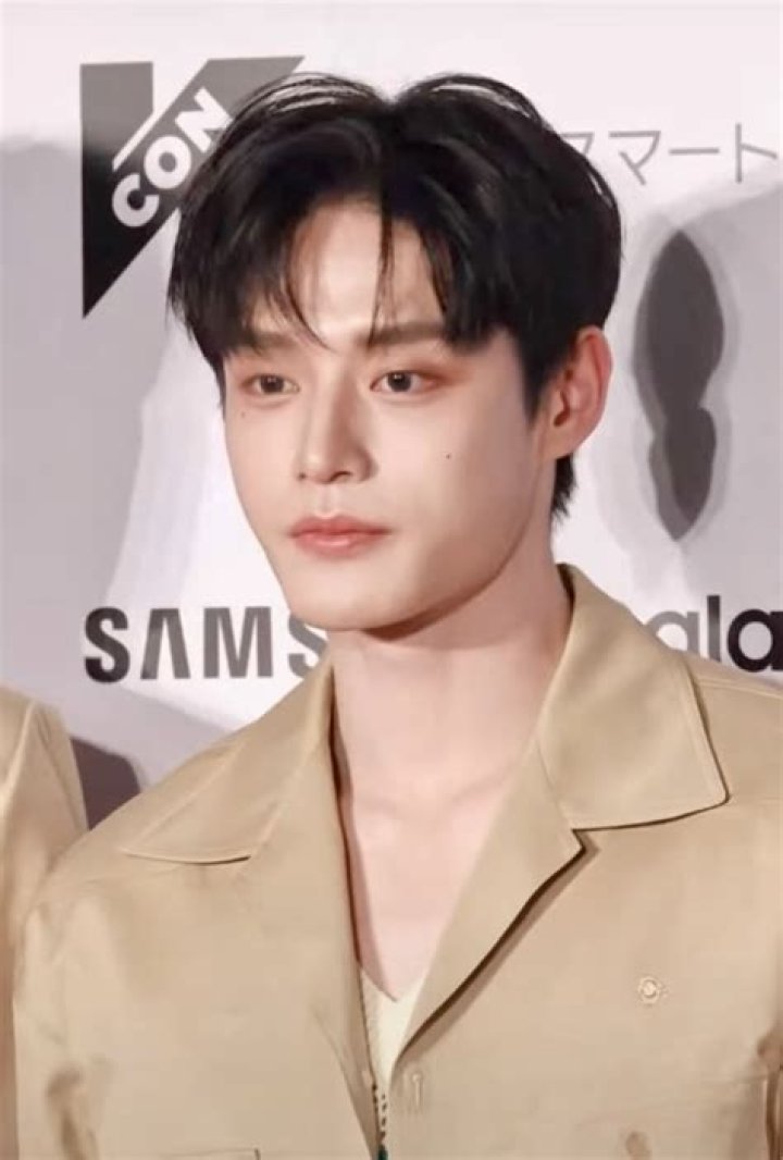 Kim Ji-woong (Pop Singer) - Age, Birthday, Bio, Facts, Family, Net Worth, Height & More
