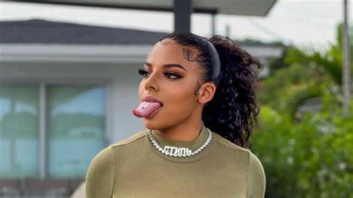 KKVSH (Instagram Star) - Age, Birthday, Bio, Facts, Family, Net Worth, Height & More
