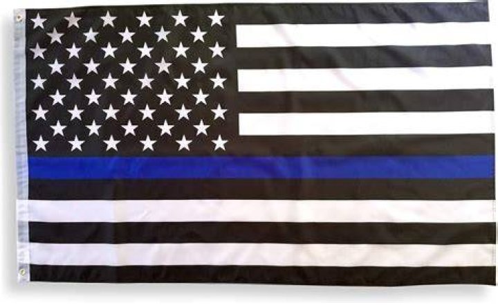 ¿La bandera de la línea azul es una falta de respeto? – Celebrity.fm