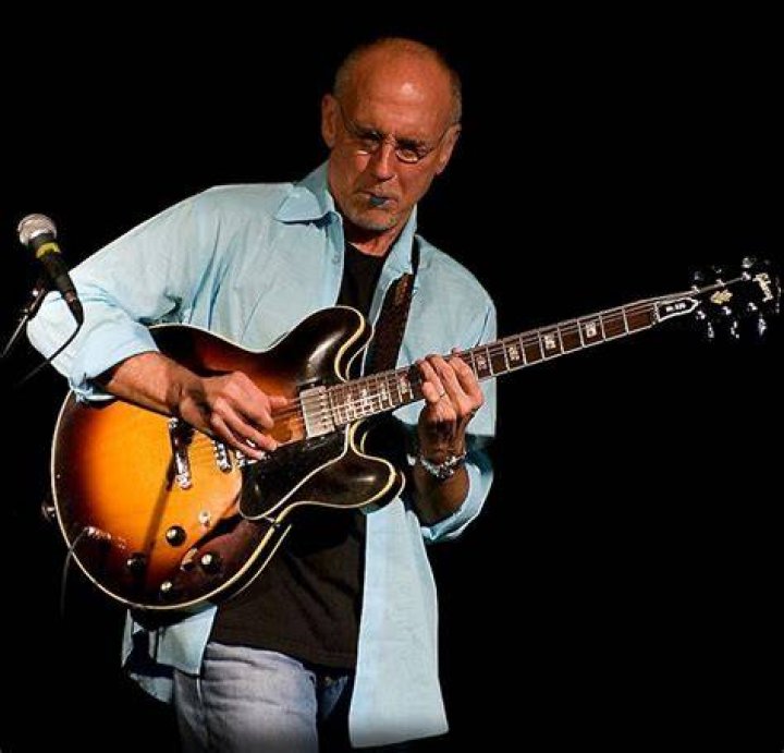 Larry Carlton