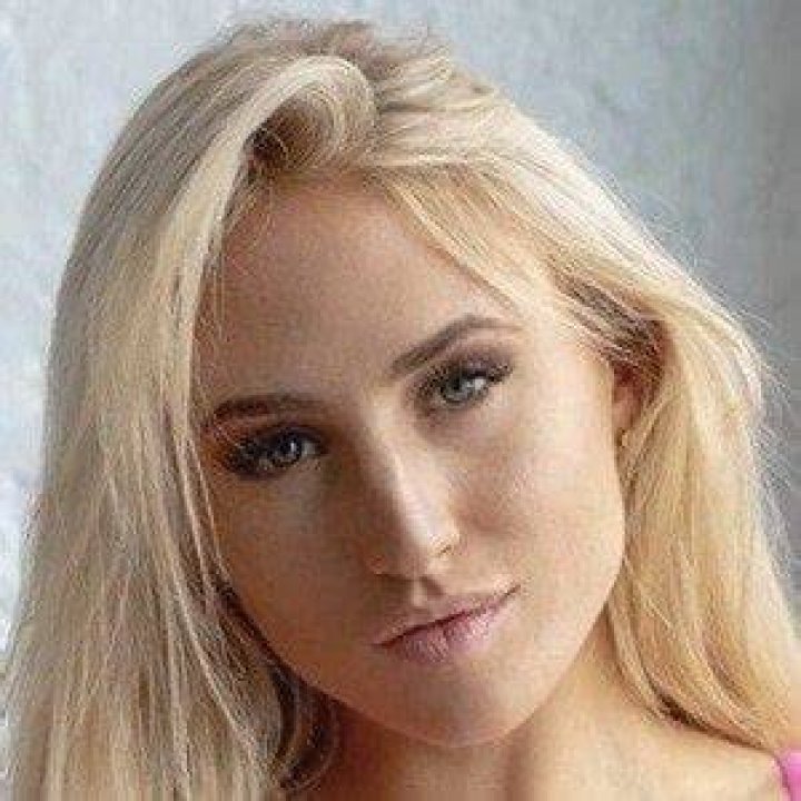 Lauren Dascalo (Model) - Age, Birthday, Bio, Facts, Family, Net Worth, Height & More