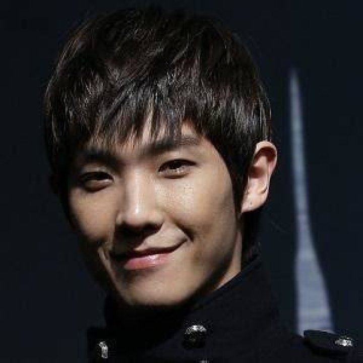 Lee Ye-joon (Pop Singer) - Age, Birthday, Bio, Facts, Family, Net Worth, Height & More