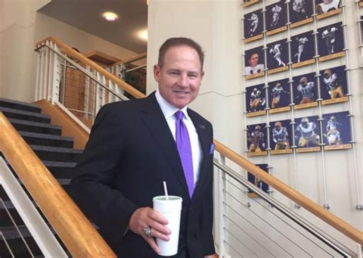 Les Miles (Football Coach) - Age, Birthday, Bio, Facts, Family, Net Worth, Height & More