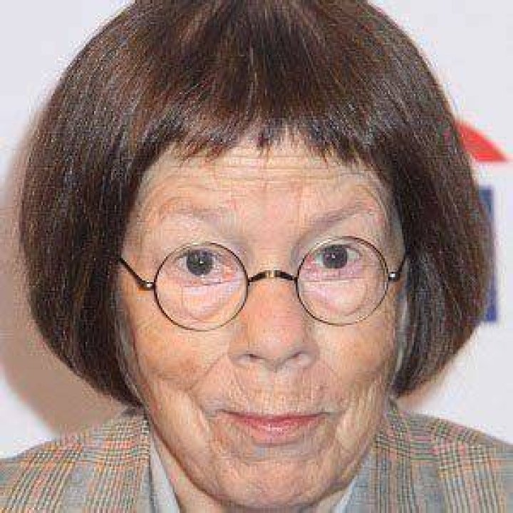 Linda Hunt (Movie Actress) - Age, Birthday, Bio, Facts, Family, Net Worth, Height & More
