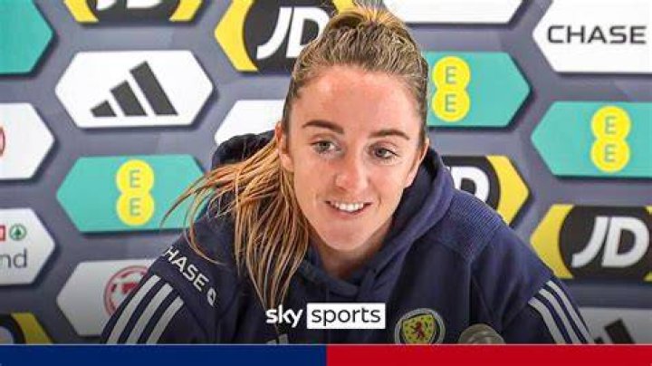 Lisa Evans (Soccer Player) - Age, Birthday, Bio, Facts, Family, Net Worth, Height & More