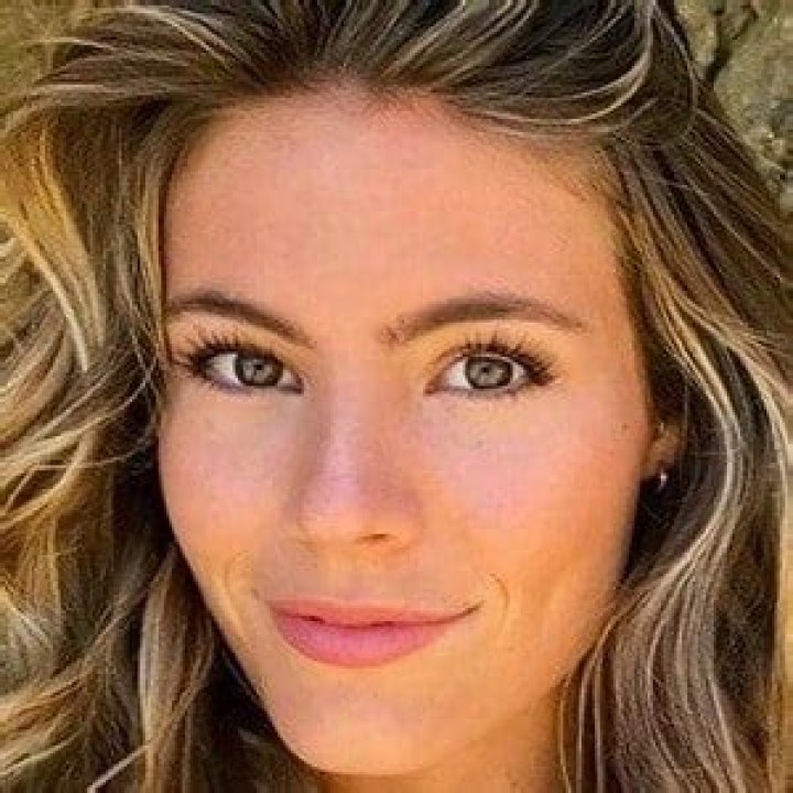 Mackenzie Altig (Instagram Star) - Age, Birthday, Bio, Facts, Family, Net Worth, Height & More
