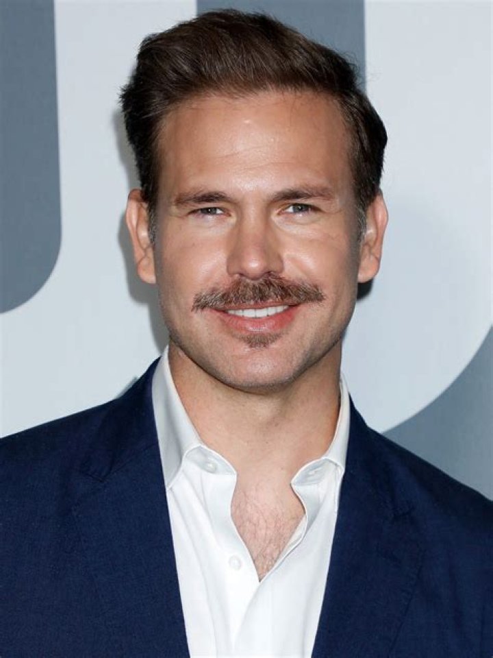 Matthew Davis (TV Actor) - Age, Birthday, Bio, Facts, Family, Net Worth, Height & More
