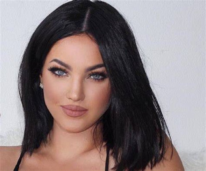 Natalie Halcro (Model) - Age, Birthday, Bio, Facts, Family, Net Worth, Height & More