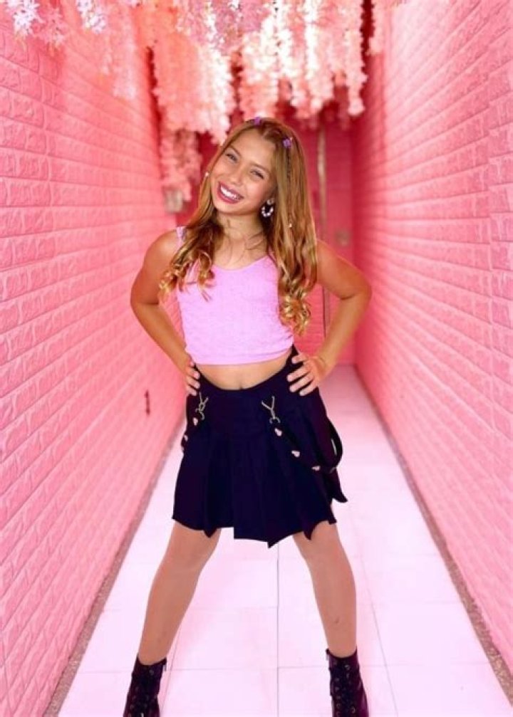 Nayeli Lo Vera (YouTube Star) - Age, Birthday, Bio, Facts, Family, Net Worth, Height & More
