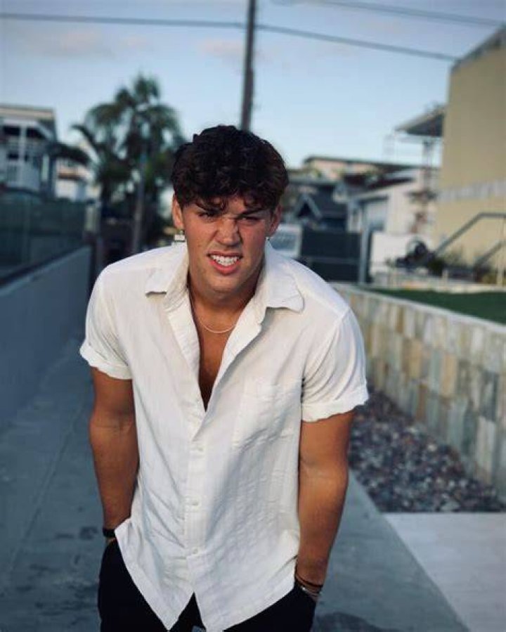 Noah Beck (TikTok Star) - Age, Birthday, Bio, Facts, Family, Net Worth, Height & More