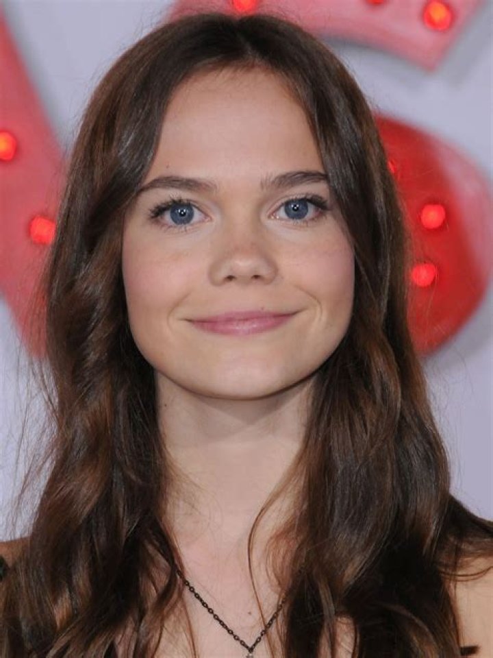 Oona Laurence (Stage Actress) - Age, Birthday, Bio, Facts, Family, Net Worth, Height & More