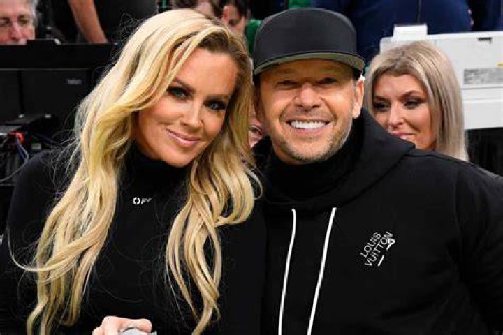 Pehea ʻo Jenny McCarthy i hui ai me Donnie Wahlberg? – Celebrity.fm