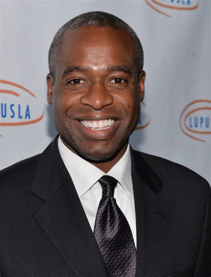 Phill Lewis (TV Actor) - Age, Birthday, Bio, Facts, Family, Net Worth, Height & More