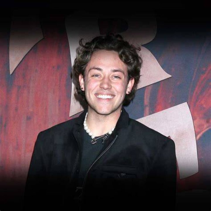 ¿Qué edad tenía Ethan Cutkosky en la temporada 7? - Celebrity.fm