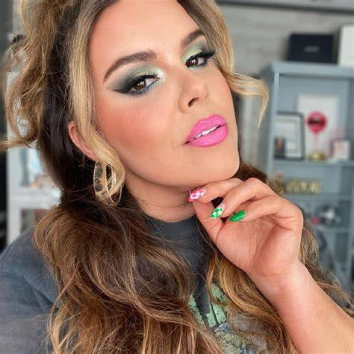Regina Peredo G. (TikTok Star) - Age, Birthday, Bio, Facts, Family, Net Worth, Height & More