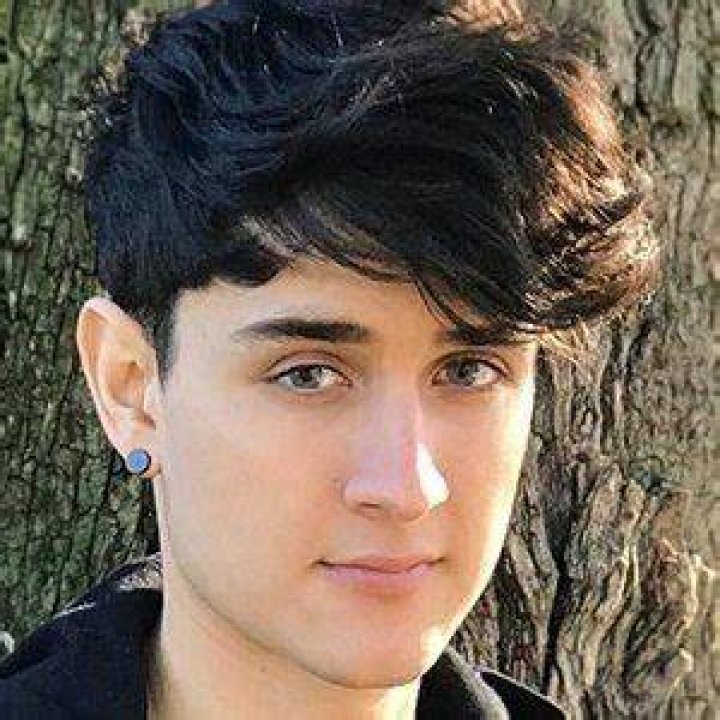Robert Dobbs (Pop Singer) - Age, Birthday, Bio, Facts, Family, Net Worth, Height & More