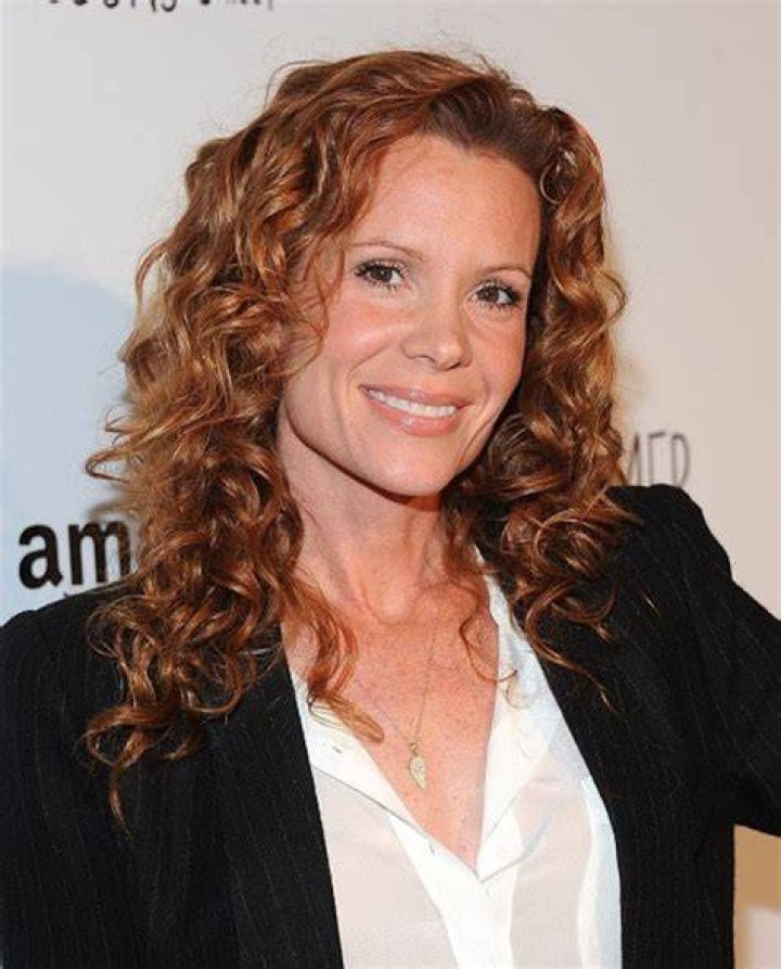 Robyn Lively (TV Actress) - Age, Birthday, Bio, Facts, Family, Net Worth, Height & More