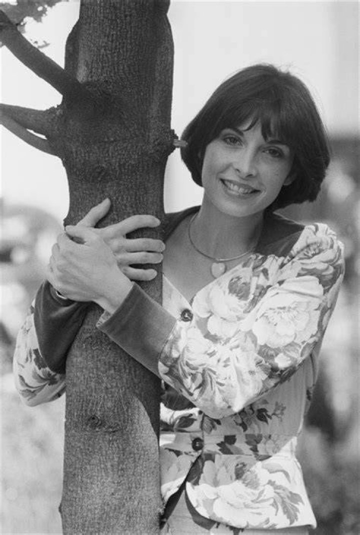 Sarah Miles (Movie Actress) - Age, Birthday, Bio, Facts, Family, Net Worth, Height & More