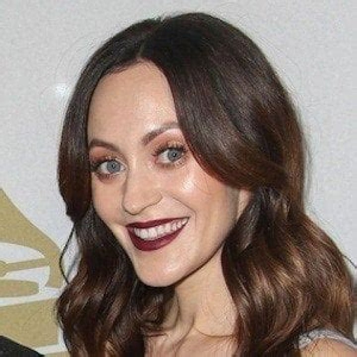 Sarah Urie (Instagram Star) - Age, Birthday, Bio, Facts, Family, Net Worth, Height & More
