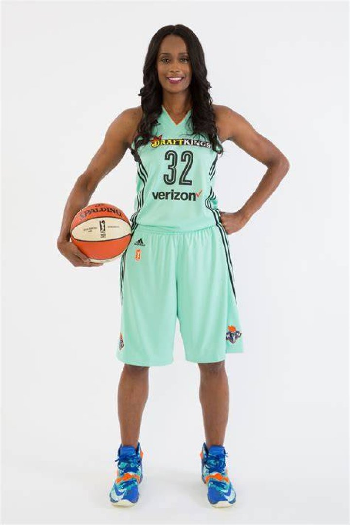Swin Cash (Basketball Player) - Age, Birthday, Bio, Facts, Family, Net Worth, Height & More