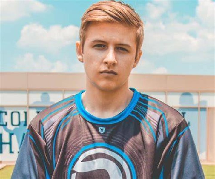 Symfuhny (Twitch Star) - Age, Birthday, Bio, Facts, Family, Net Worth, Height & More