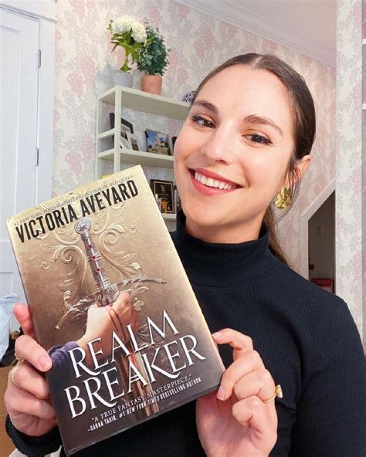 Victoria Aveyard (Young Adult Author) - Age, Birthday, Bio, Facts, Family, Net Worth, Height & More