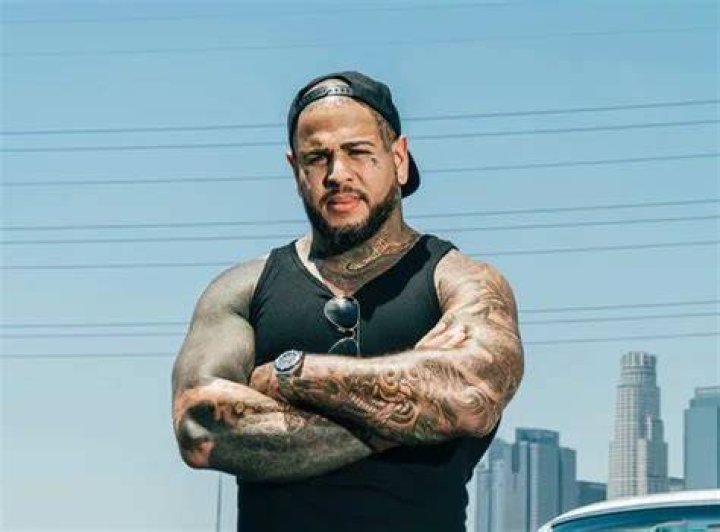 What nationality is Tommy vext?