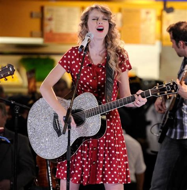 Which guitar Does Taylor Swift Use? – Celebrity.fm – #1 Official Stars, Business & People Network, Wiki, Success story, Biography & Quotes