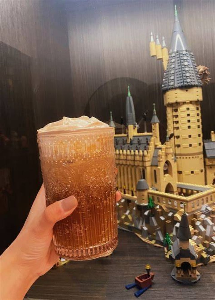 哈利波特世界中的黄油啤酒是酒精吗？